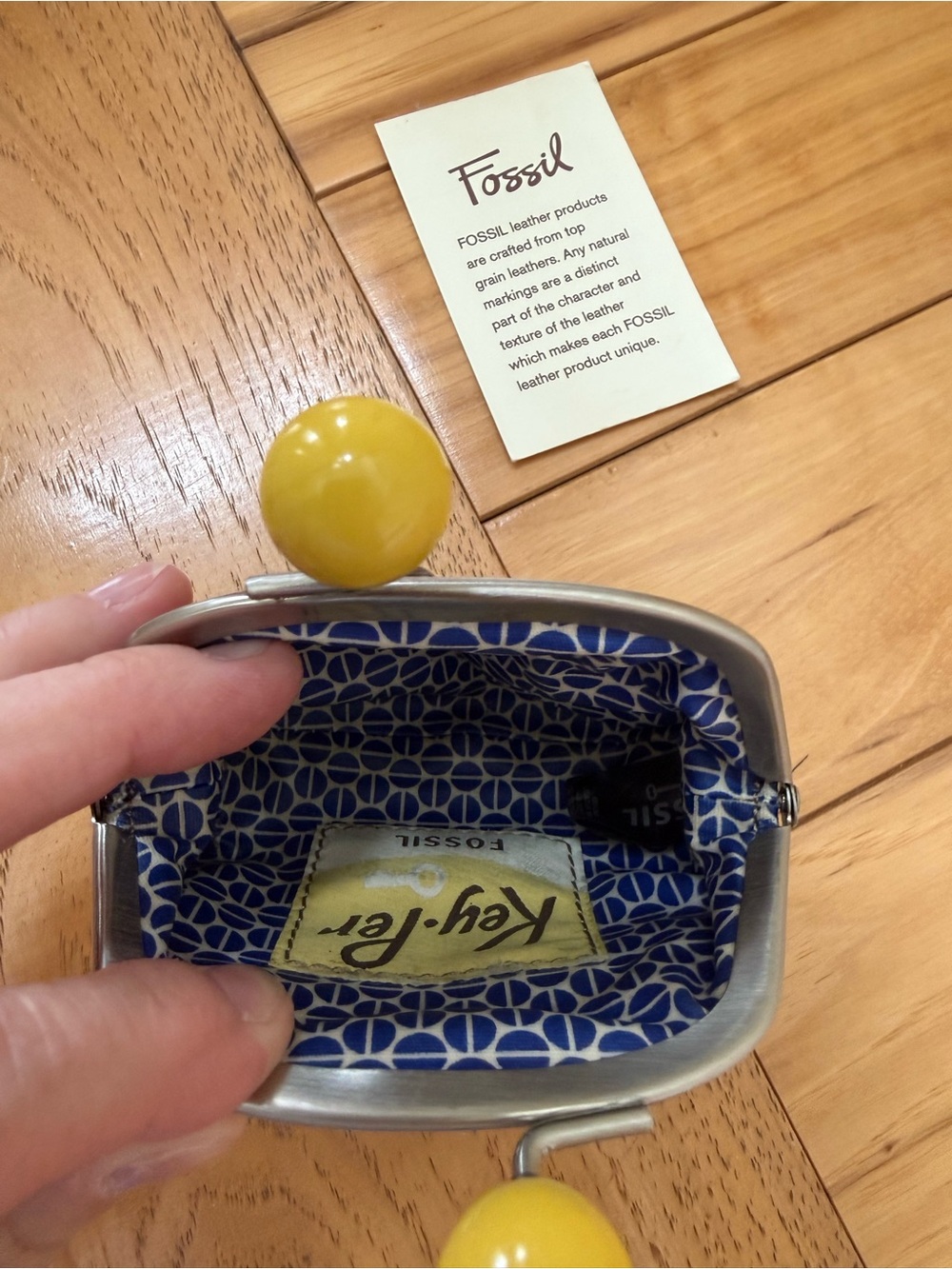 Fossil Chevron Kiss-Lock Coin Purse in Navy, Yellow & Cream - Picture 3 of 8
